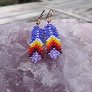 Handgemaakte Miyuki kralen oorbellen – Paarse Veer – KLEINER MODEL (Brick Stitch)